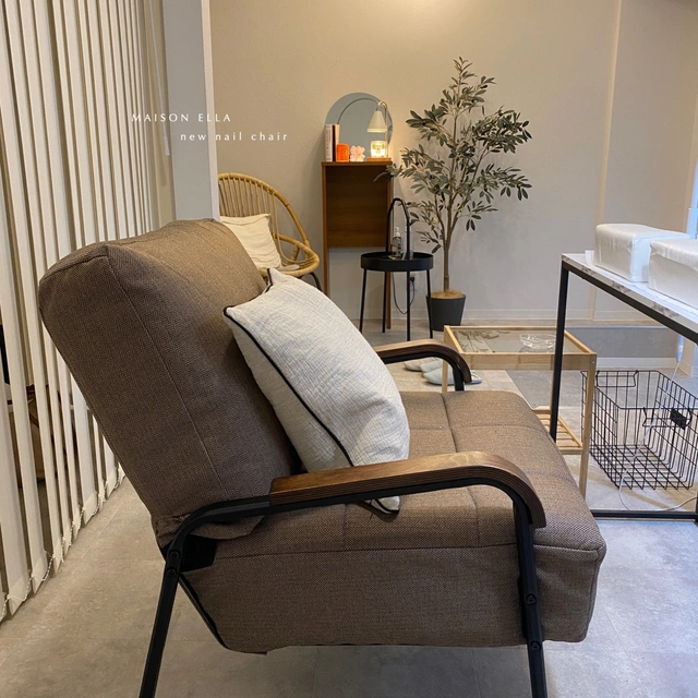 MAISON ELLA の店内。北欧的な家具の施術チェア