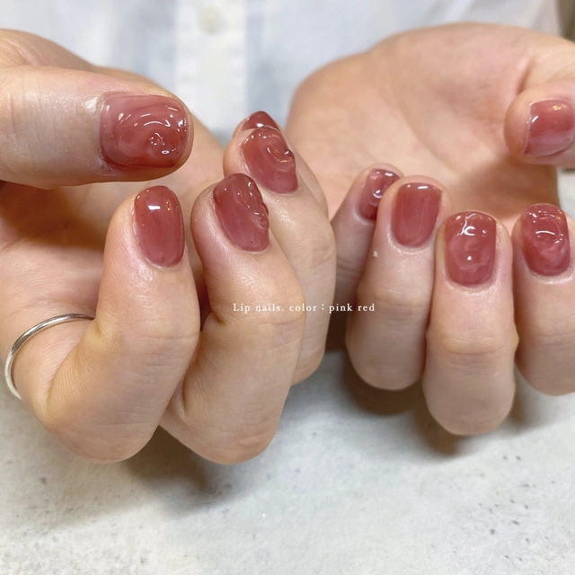 MAISON ELLA — 淡いピンクのネイルデザイン